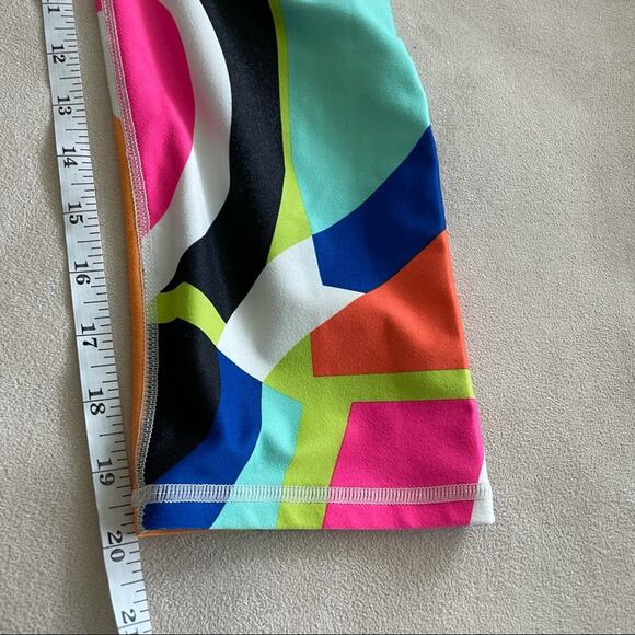 Fabletics Winn Printed PowerHold Capri Size XS Multicolor 90s Barbie Geometric - Picture 6 of 9